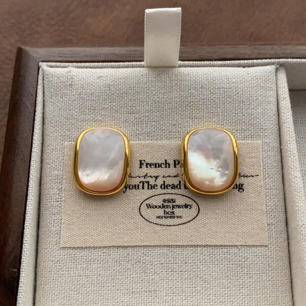 "Vintage Creamy Yellow Starfish Ear Clips: Elegant and Cute, Piercing-Free Sea Star Earrings"