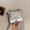 Jasná řetízková crossbody taška z PU kůže  Módní malá čtvercová taška na léto a podzim Jednoduchá ležérní taška přes rameno pod paži