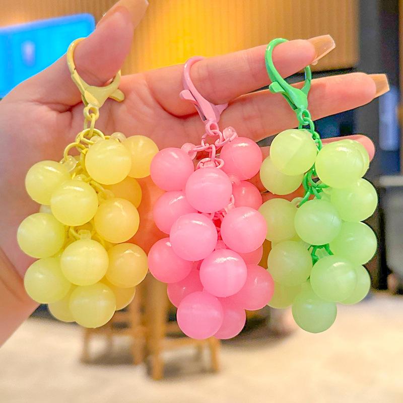 Uroczy świecący brelok do kluczy z winogronami Kreatywny okrągły wisiorek z koralików PCV i żywicy Epoksydowej Mały świeży kolorowy wisiorek winogrono Mały prezent