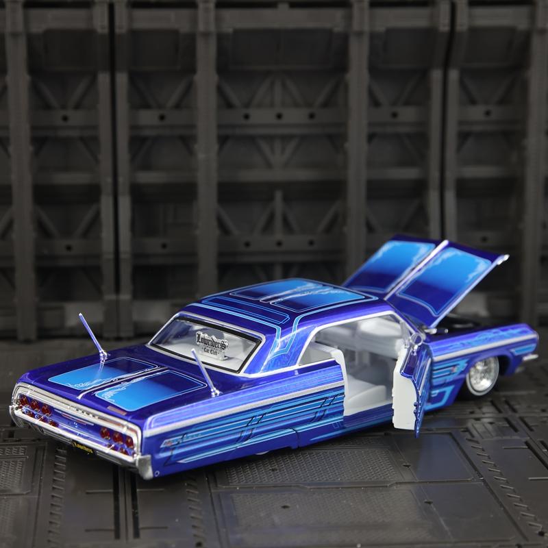 1:26 Simulated Chevrolet Impala SS 1964 alloy car model ornament with doors and hood that can be opened