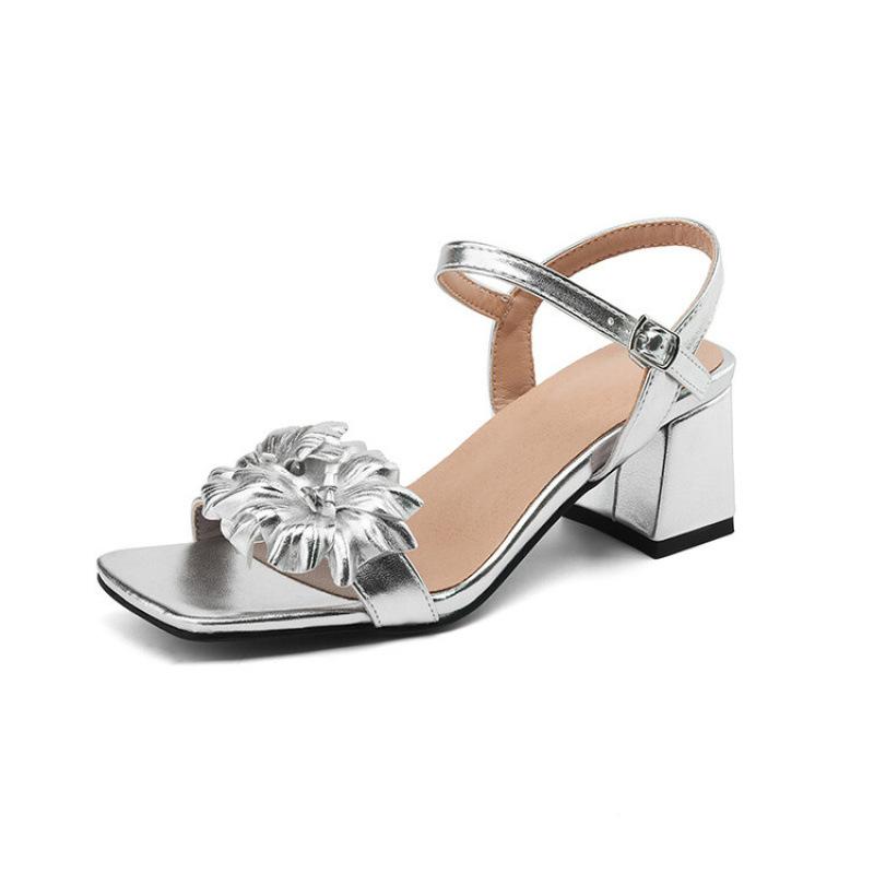 Sommerliche Damen-Sandalen mit mittelhohem Absatz, Schnalle, lässig, silberfarben, weiche Gummisohle, neue Sandalen mit nur einem Wort