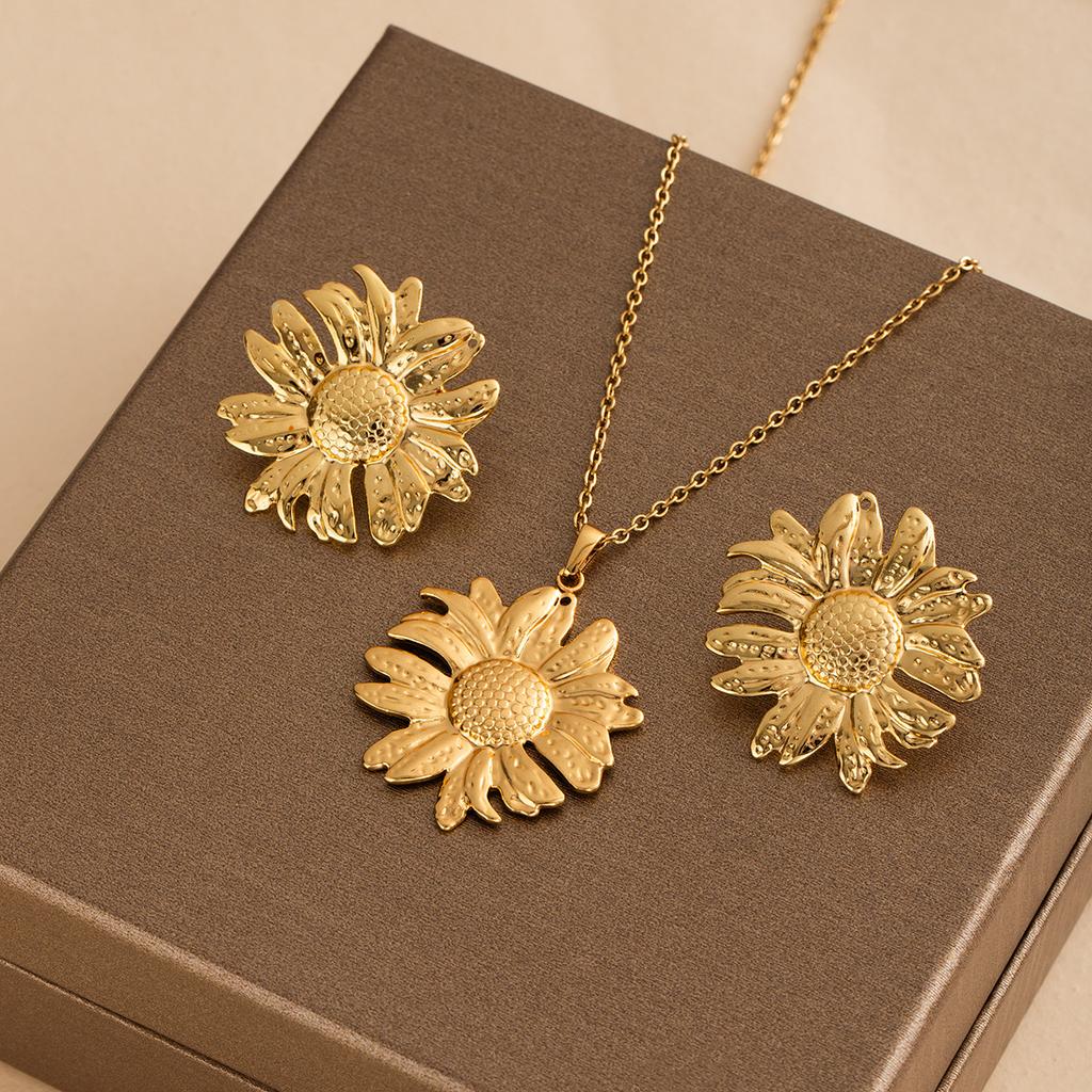 French Retro Light Luxury Metal Style Geometric Star Pearl Stud Earrings Necklace Set High-End Niche Earrings