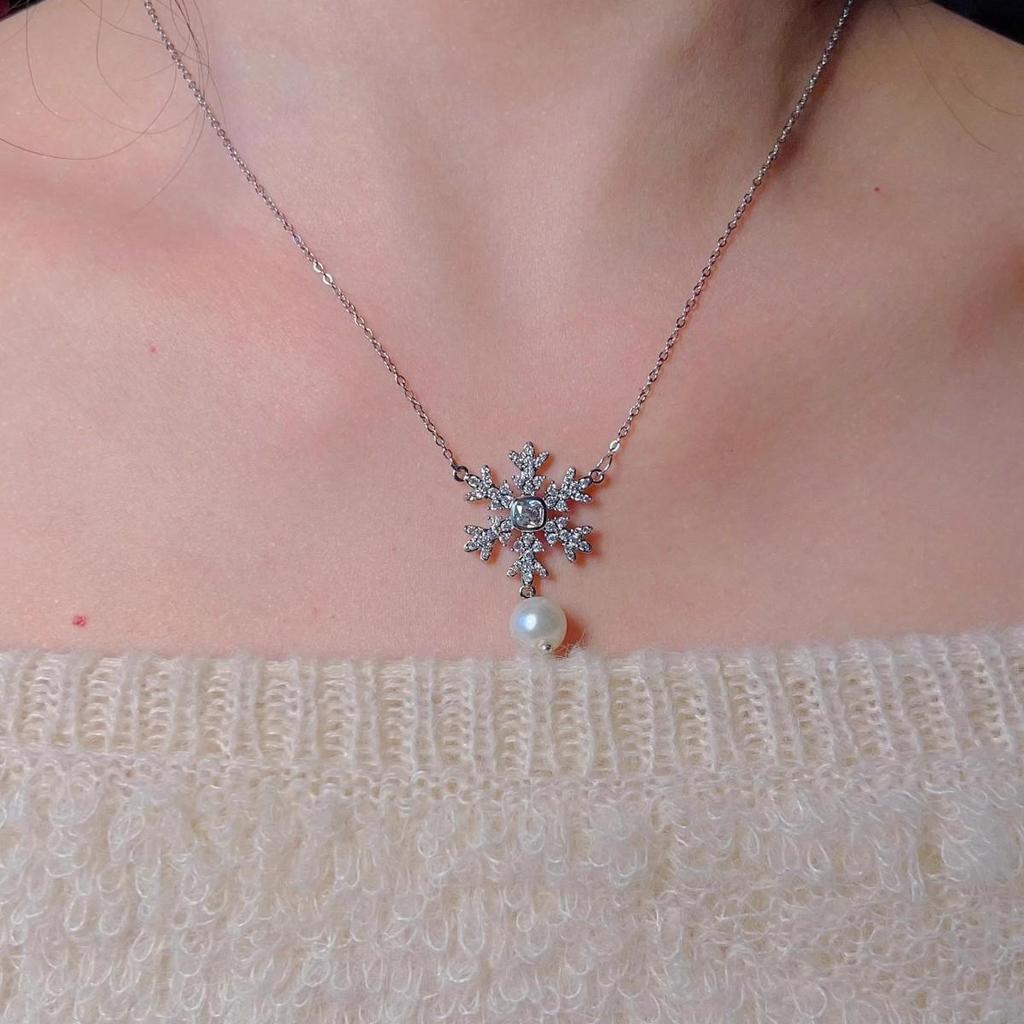 Wykwintny naszyjnik z cyrkonii i pereł w kształcie płatka śniegu – uniwersalny świąteczny łańcuszek na sweter
