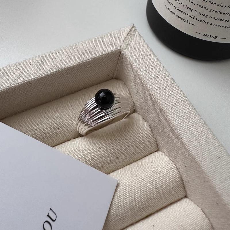 

Многослойное выразительное кольцо с черным ониксом для женщин, отличающееся модным геометрическим дизайном и регулируемым размером