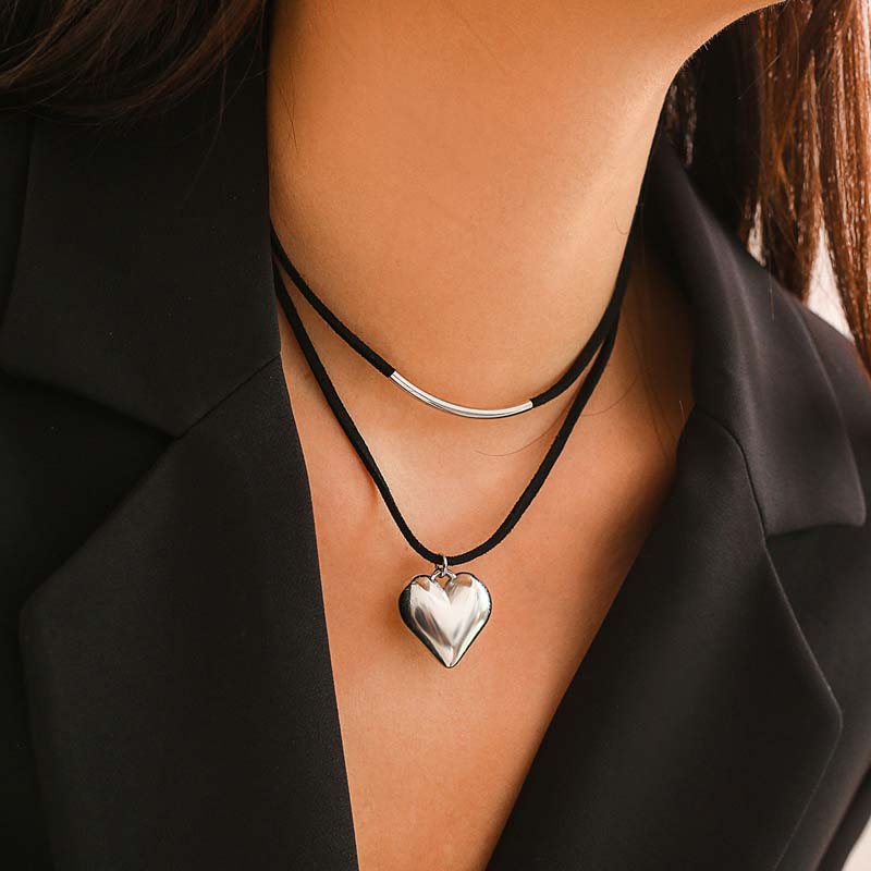 Vintage Black Velvet Love Heart Pendant Necklace for Women 2025 Trend Elegant Adjustable Chain Choker Aesthetic Wedding Jewelry