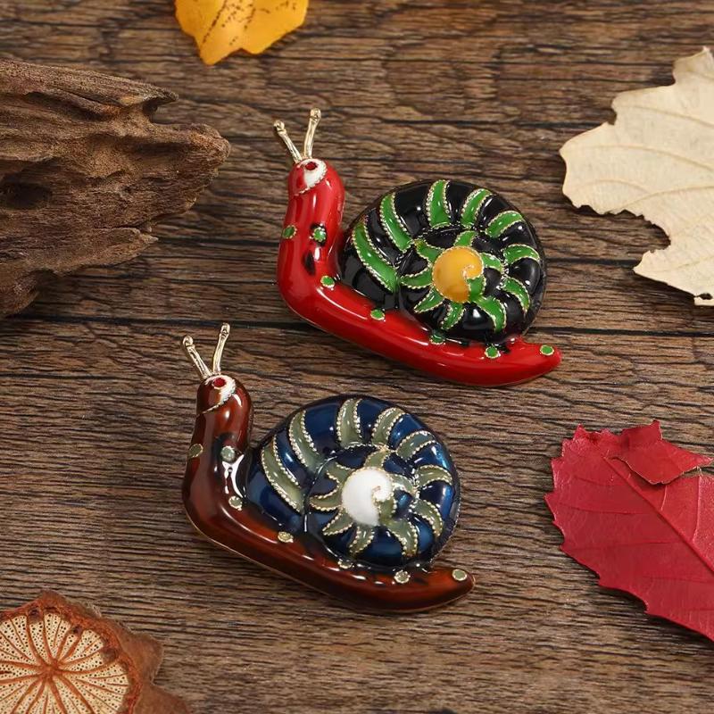 Enamel Snail Brooch Creative Rhinestone Animal Pin Men's and Women's Outerwear Accessories Fashion Badge Gift