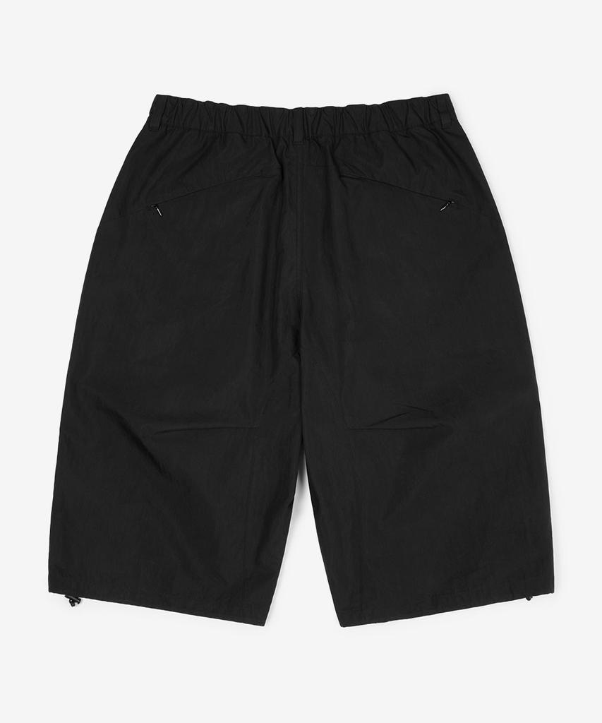 NOT ONLY FOR TODAY Curved Line Bermuda Shorts [Black]