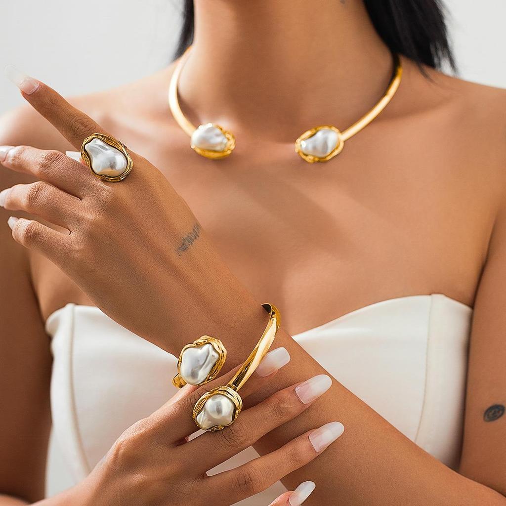 Baroque Pearl Necklace Clavicle Chain Set - European & American Retro Niche Design AVE
