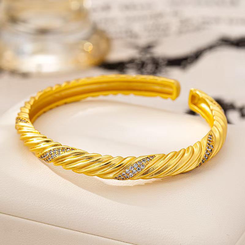 Retro Light Luxury Diamond-Studded Starry Sky Bangle Bracelet