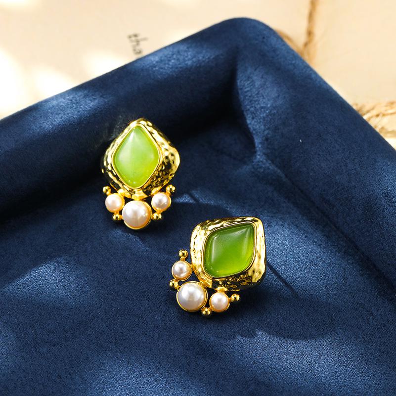 Elegant Retro Pearl Stud Earrings with Silver Needle - Women's High-End Autumn Winter Fashion