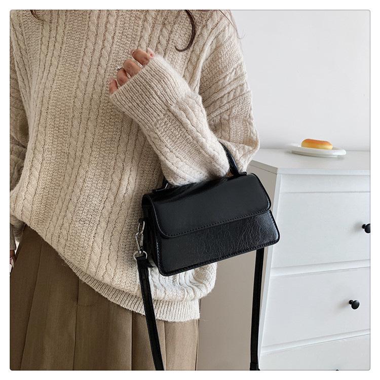 Women's Retro Textured Small Square Bag: Versatile, Fashionable, Simple, and Exquisite for Hand-Held, Shoulder, or Crossbody Use.