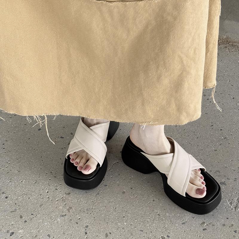 2025 neuer Sommer Koreanische Version lässige dicksohlige Ein-Wort-Schlappen weichsohlige bequeme kühle Hausschuhe Römischer Stil Strandschuhe