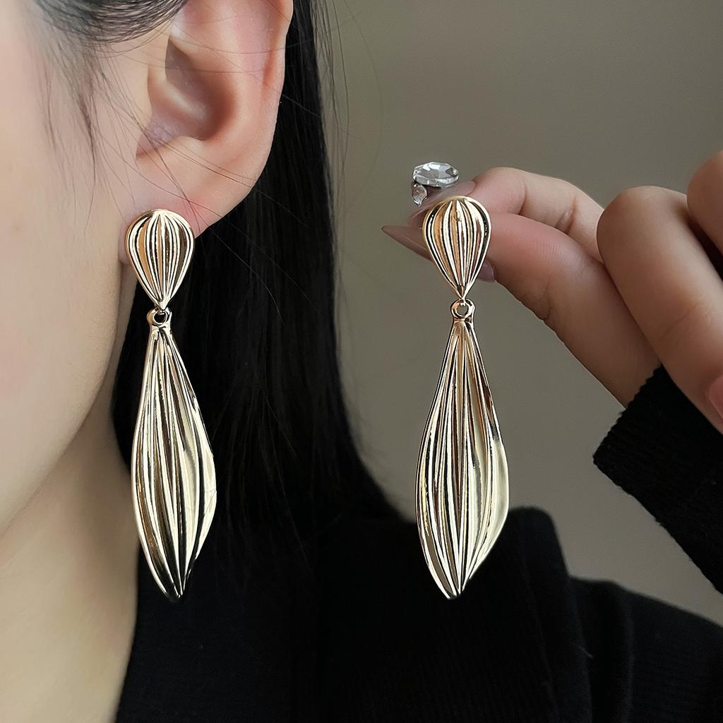 Exaggerated Wind Metal Stud Earrings Irregular Folds Geometric Flower Earrings Light Luxury High-End Niche Earrings