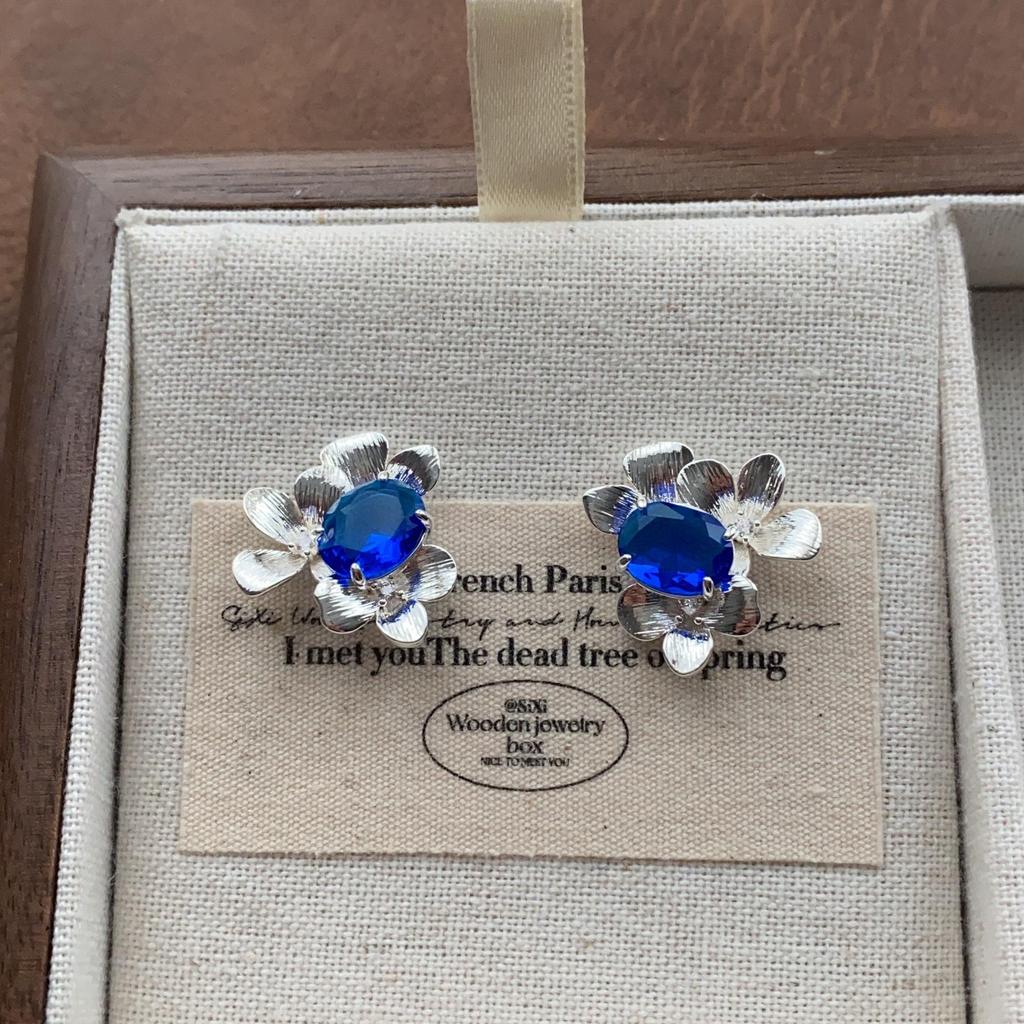 "Vintage Creamy Yellow Starfish Ear Clips: Elegant and Cute, Piercing-Free Sea Star Earrings"