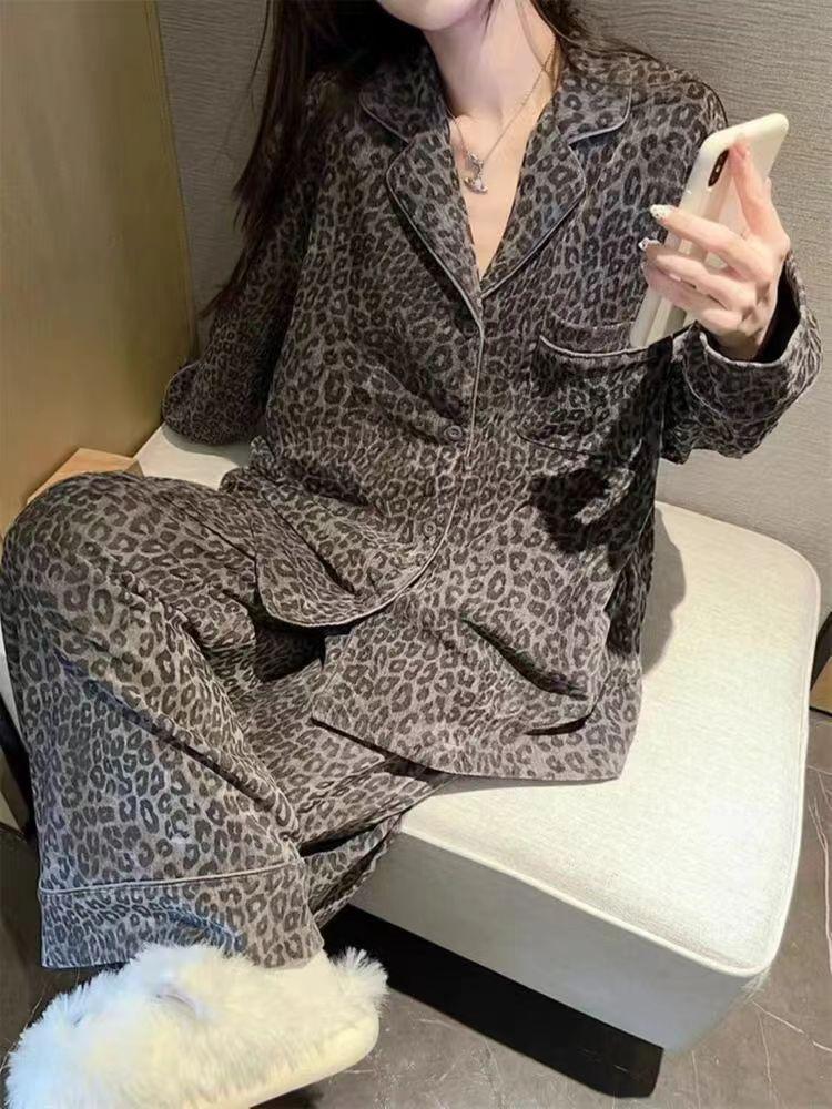 

Korean version of leopard print flannel pajamas autumn and winter women s fleece thickened premium coral fleece loungewear large size spot M