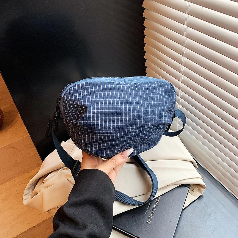 

Simple and trendy plaid new leisure sports shoulder messenger bag shell bag women s portable waterproof nylon синий