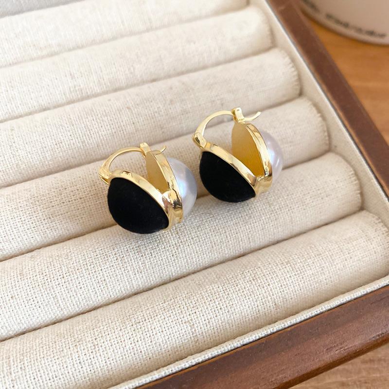 European and American coffee color geometric resin earrings, personalized versatile niche temperament earrings, light luxury high-end earrings, women