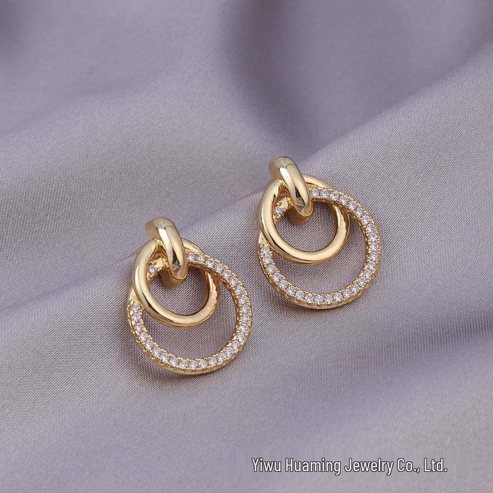 Stylish Gold Circle Ear Cuffs - Light Luxury Jewelry for Trendy Women