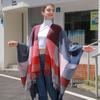 Europäischer und Amerikanischer Stil Damenmode Klassischer Karierter Schal Herbst Winter Warm Gestricktes Cape Jacquard Fransen Schlitz Cardigan
