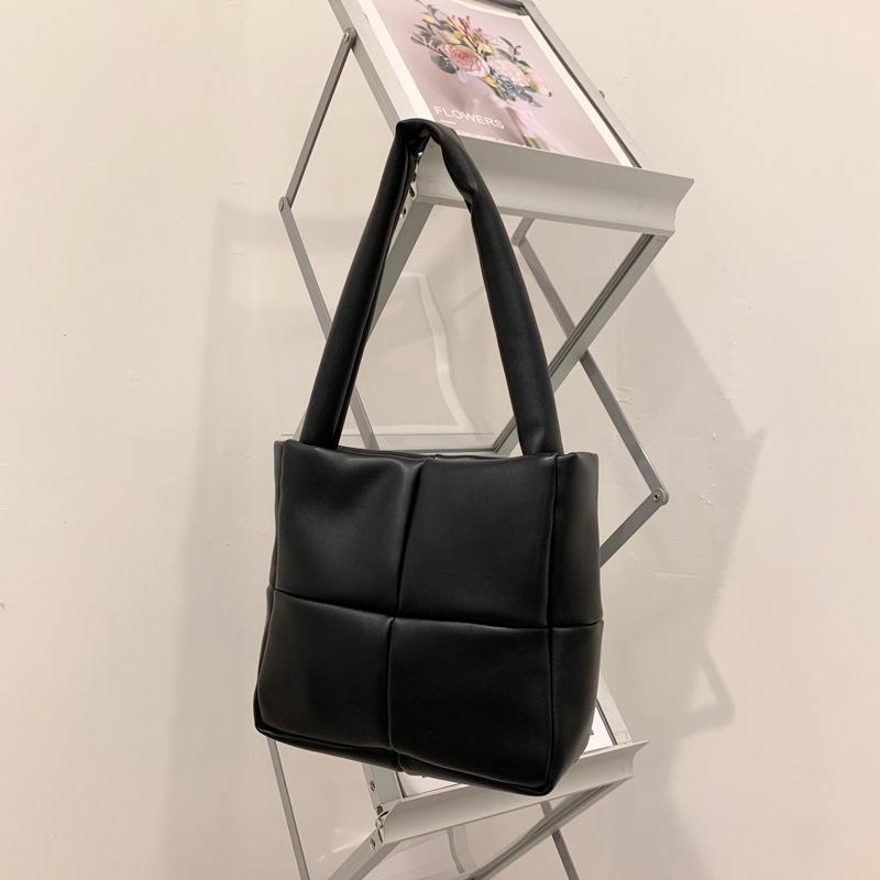 

IELGY Женская простая модная клетчатая текстурированная сумка через плечо чёрный