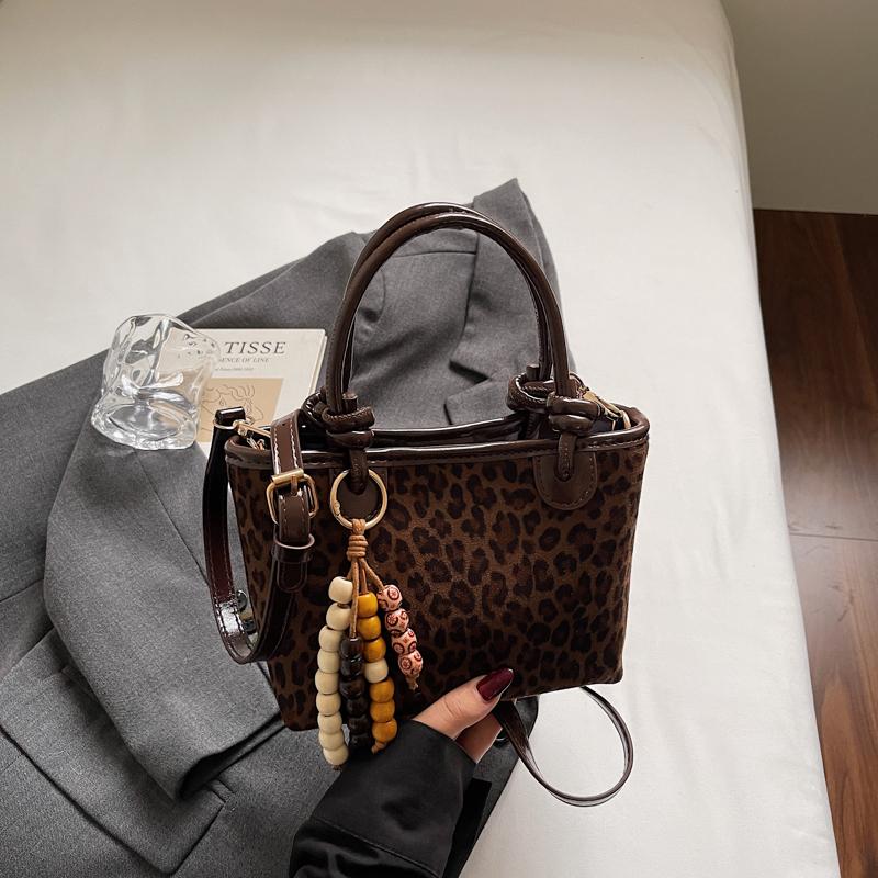 Fashionable Leopard Shoulder Bag Crossbody Handbag Matte Single Strap Handbag Versatile Design for Young Adults