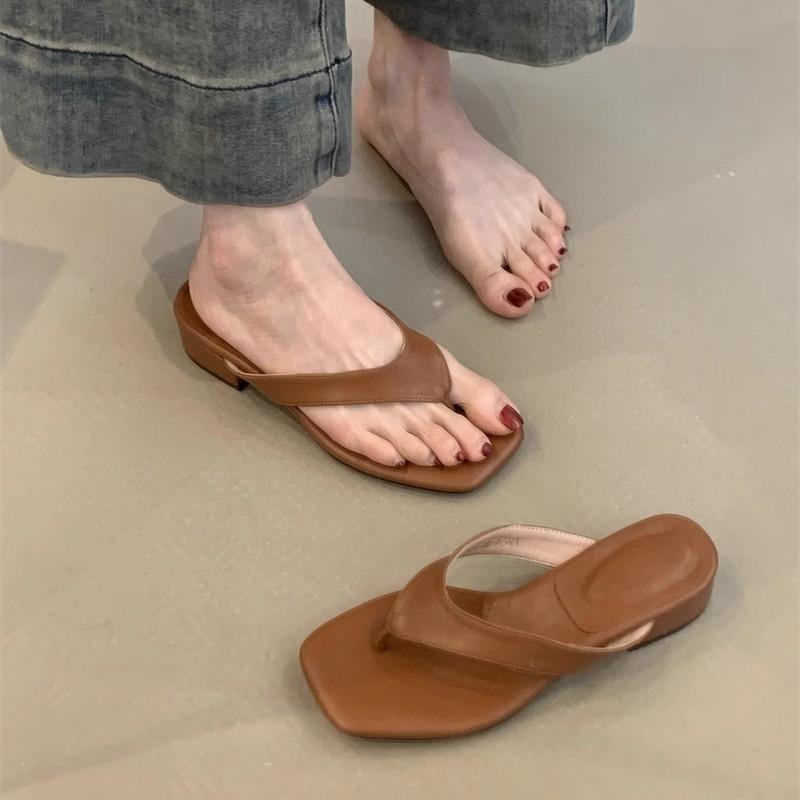 Simple pinch-on flip-flops for women, cold slippers with flat bottom and skirt, beach shoes
