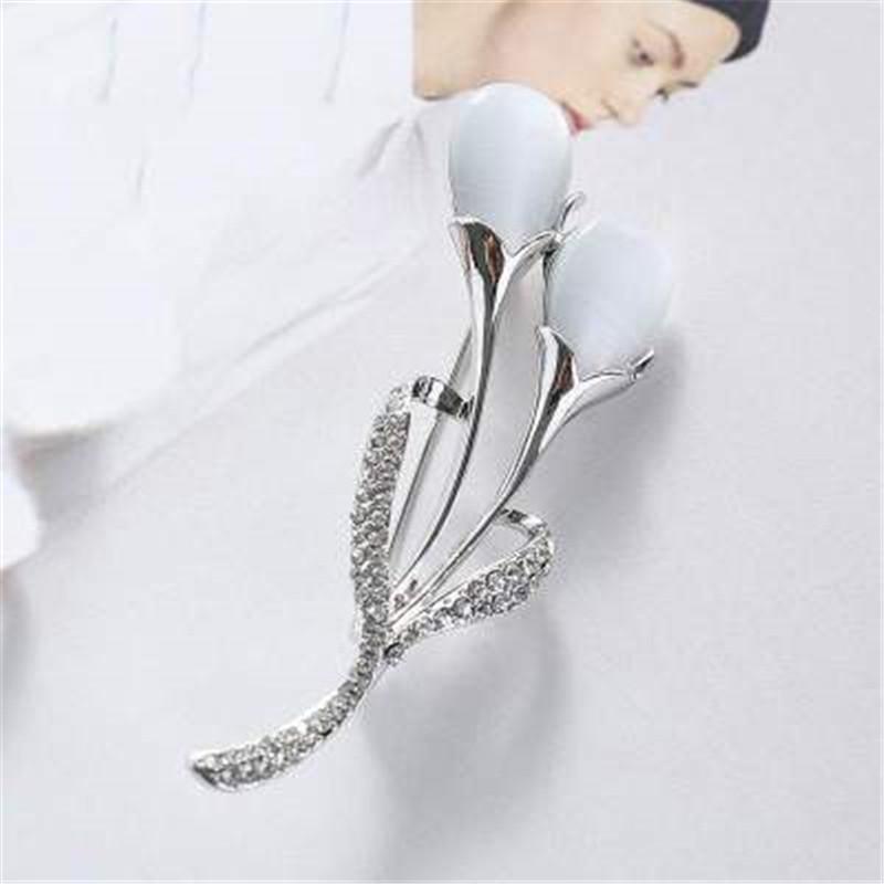 Korean Style Pearl Brooch: Versatile Floral Diamond Pin for Women's Coats