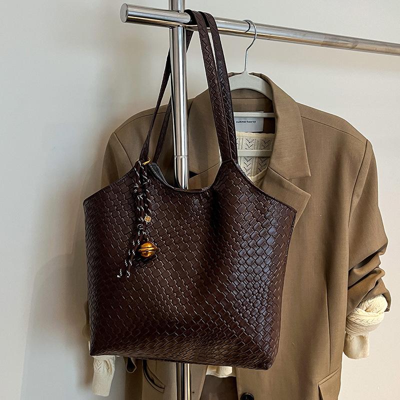 Large Capacity Shoulder Bag New Summer Versatile Commuter Bag Underarm Bag Popular Tote Bag Trendy