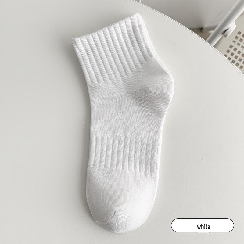 Trendy Black and White Unisex Low-Top Short Socks – Sweat-absorbent and Perfect for Autumn/Winter Sports and Couples.