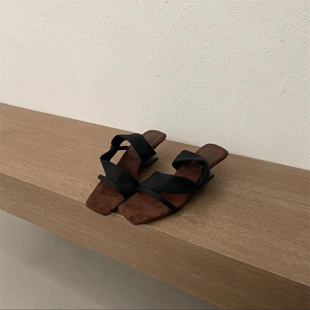 Niche design square head slope heel cool slippers women's 2025 summer new models are not tired of feet versatile temperament high heel one-word drag