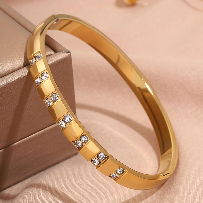 Hot-selling titanium steel bracelet, girls' high-end sense of fashion, popular light luxury in Europe and the United States, Gypsy star love diamond