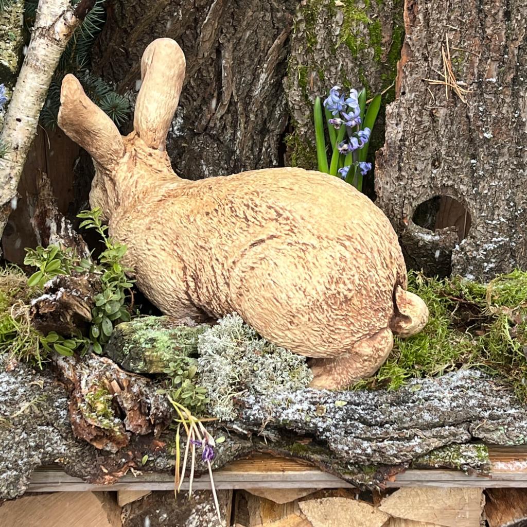 Adorable rabbit statuette - perfect garden decoration