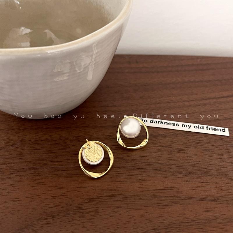 

Retro big pearl earrings women s autumn and winter temperament stud earrings French new unique high-end atmospheric ear jewelry