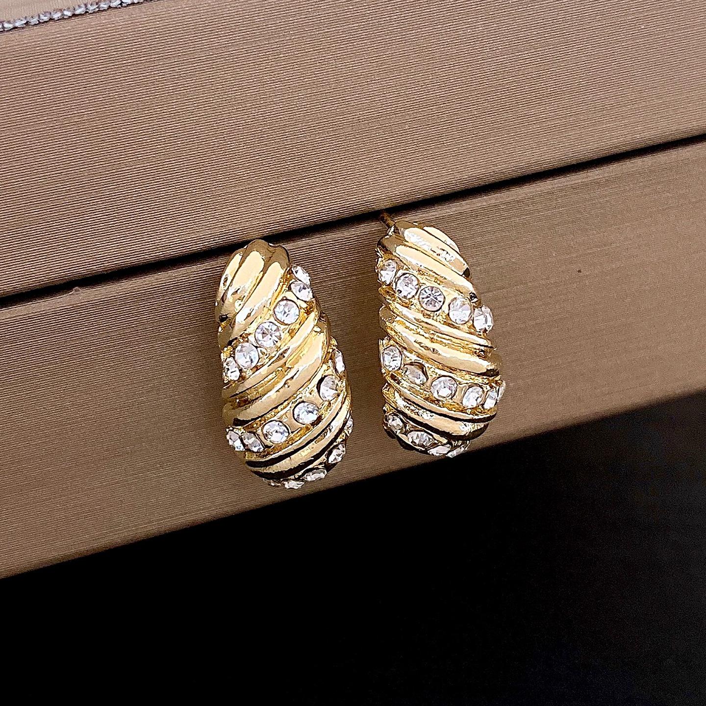 Left and right European and American simple diamond-set oval thread earrings, studs, personalized temperament earrings