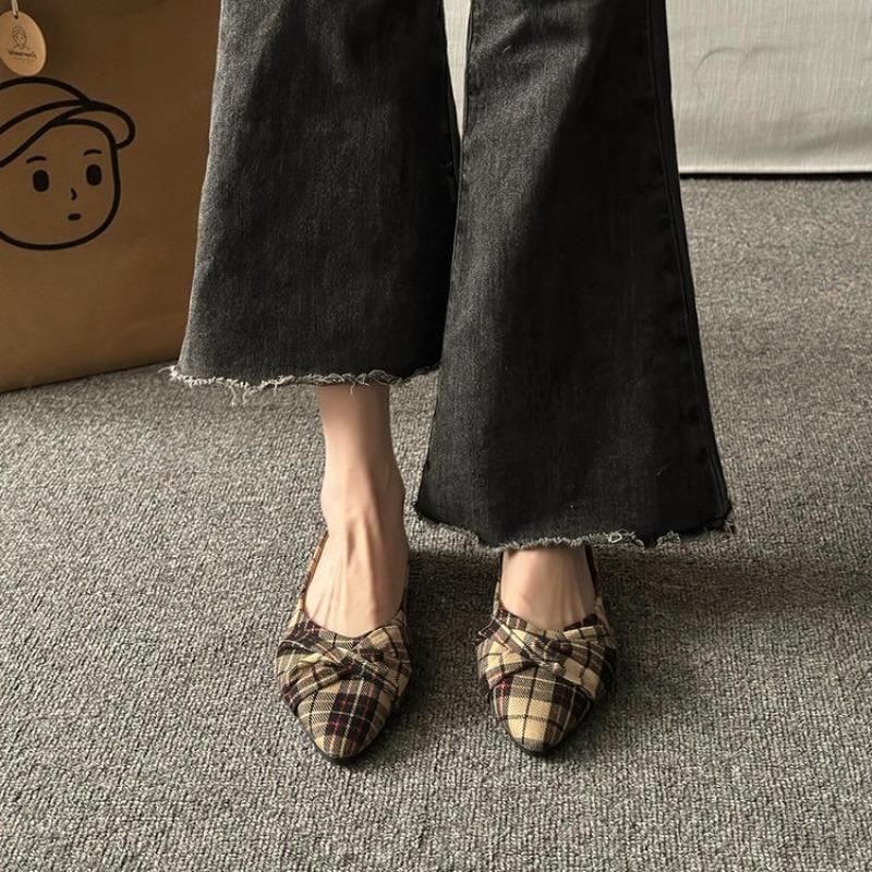 2026 Women's Retro Plaid Fashion Casual Flat Shoes Spring and Autumn Pointy Light and Comfortable Low-top Shoes.