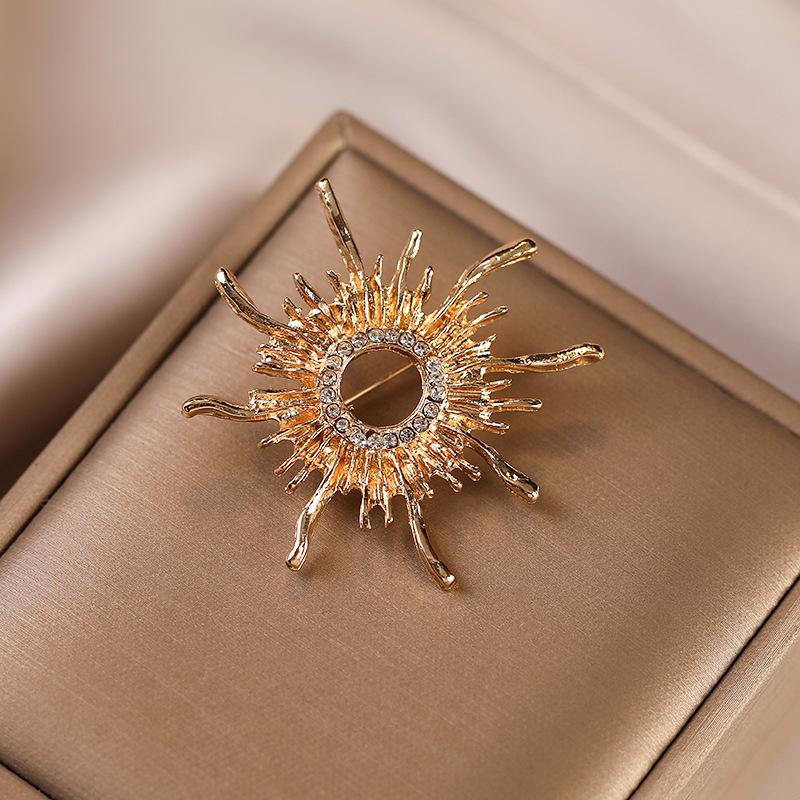 Retro Alloy Sun God Badge Brooch, High-end, Light Luxury, Niche and Exaggerated Brooch, Women's Baroque Corsage