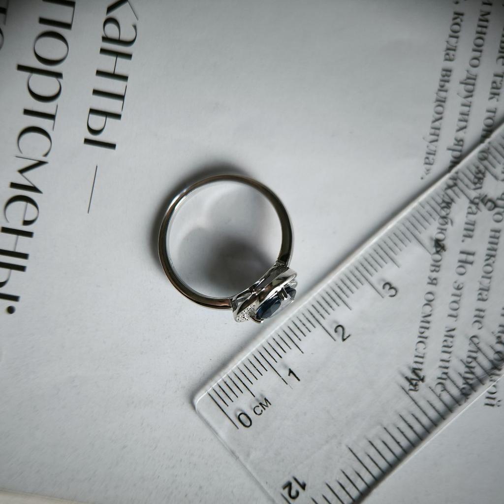 Серебряное кольцо с натуральным сапфиром 1.836ct, фианитами, вес изделия 3,07 гр (2178729)