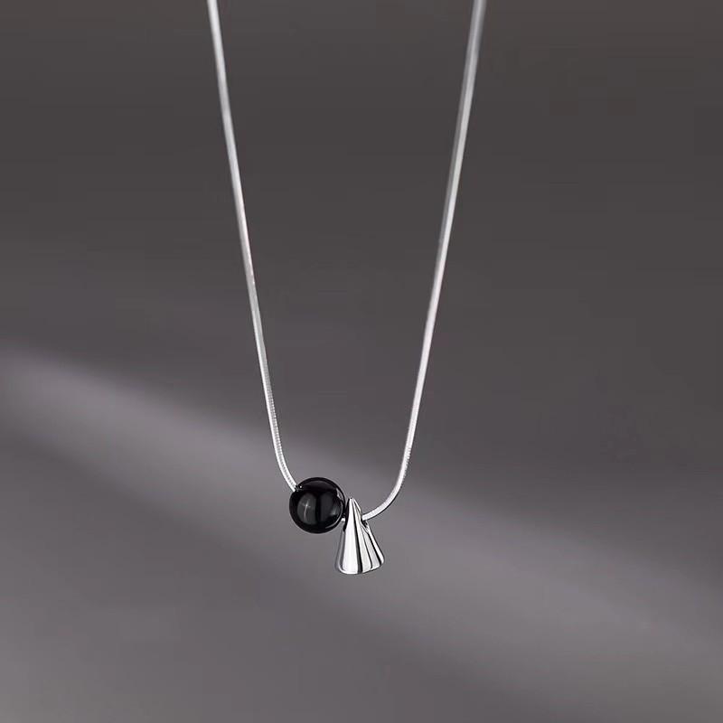 Trendy náhrdelník s kuželem z černého achátu: Lehký luxus, Niche design, Všestranný klíční řetízek pro ženy