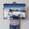 Avro Vulcan XH Haut dans les Nuages Affiche Métallique Art Mural Personnalisé Panneaux Rétro Vintage en Fer Blanc pour Décoration Intérieure Luxe