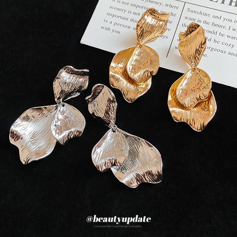 European and American Silver Needle Pleated Petal Earrings Light Luxury High-end Earrings, Earrings Retro Design Niche Earrings
