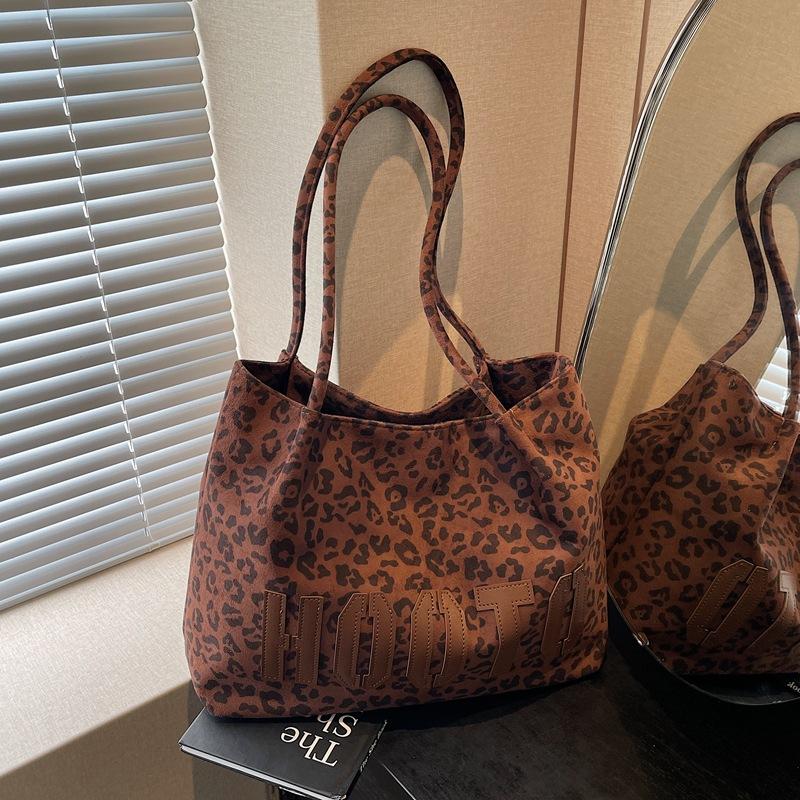 

Today s popular casual leopard print big bag women s new retro versatile shoulder bag commuter tote bag
