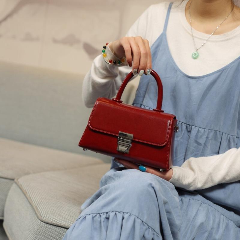 2026 New Fashiable and Versatile Commuting Small Square Bag, Simple Texture Women's Handbag, Crossbody Bag, Mobile Phe Bag