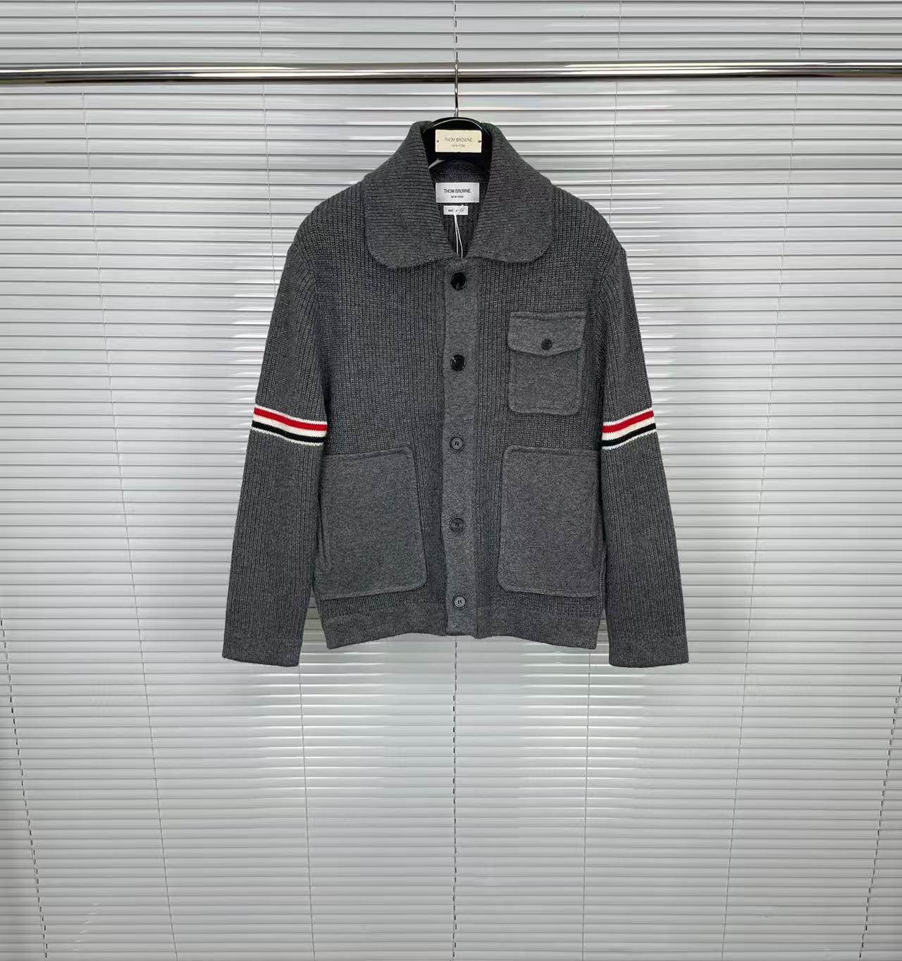 

Осенне-зимнее полупальто в полоску с двойными рукавами — удобное, универсальное и утолщенное Large серый