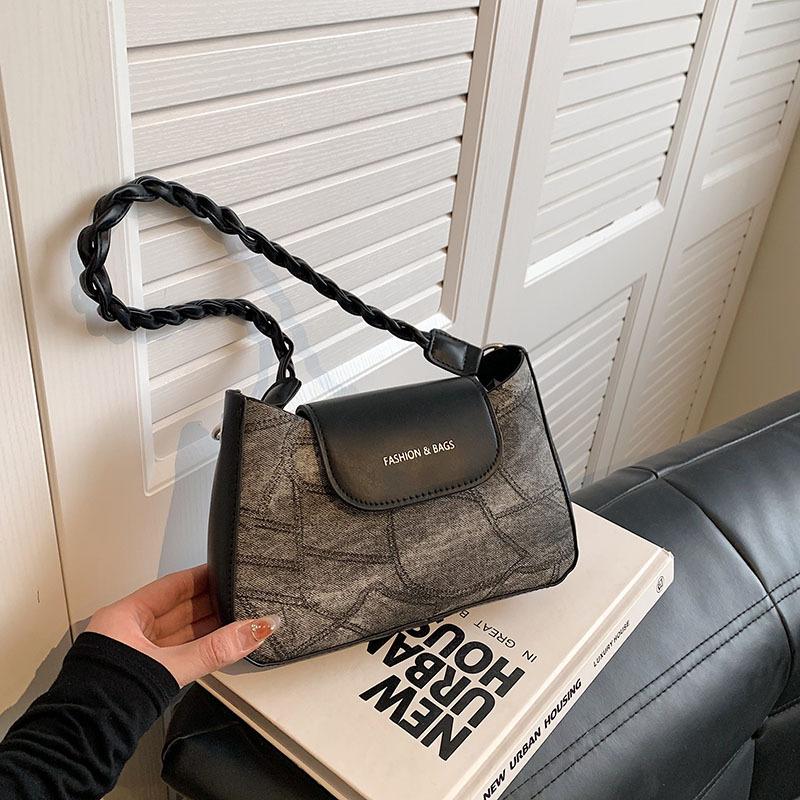 

Сумка Niche Design женская зимняя 2024 года, новая корейская версия сумки через плечо в иностранном стиле, модная и повседневная простая маленькая квадратная сумка чёрный