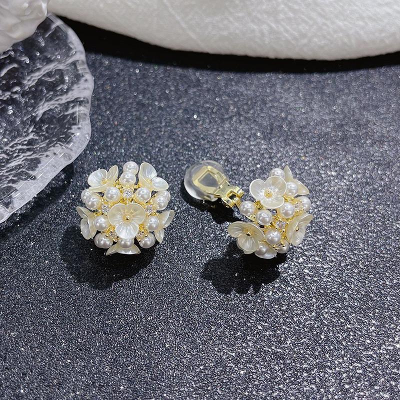 Korean Romantic Hydrangea Pearl Zircon Clip on Earrings for Woman Non Pierced Fashion Ear Clips Party Girl's Lady Jewelry Gift