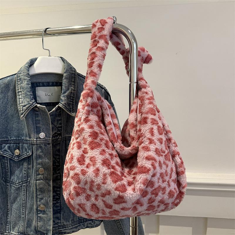 

2025 new autumn and winter leopard print plush bag Japanese ins large-capacity fluffy commuter shoulder bag cute tote bag рожевий