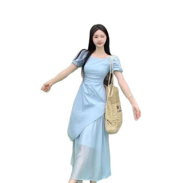 2026 Französisches Sommer-Maxikleid mit Puffärmeln und quadratischem Ausschnitt, unregelmäßiger Taille und Falten-Design