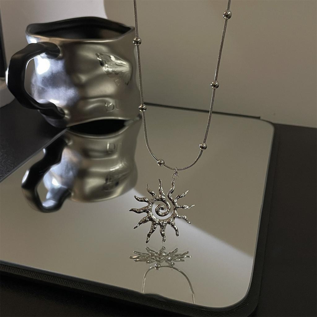 New Fashion Vintage Chic Sun Shaped Pendant Necklace for Women Simple Collarbone Chain Daily Accessories Party Jewelry Gifts