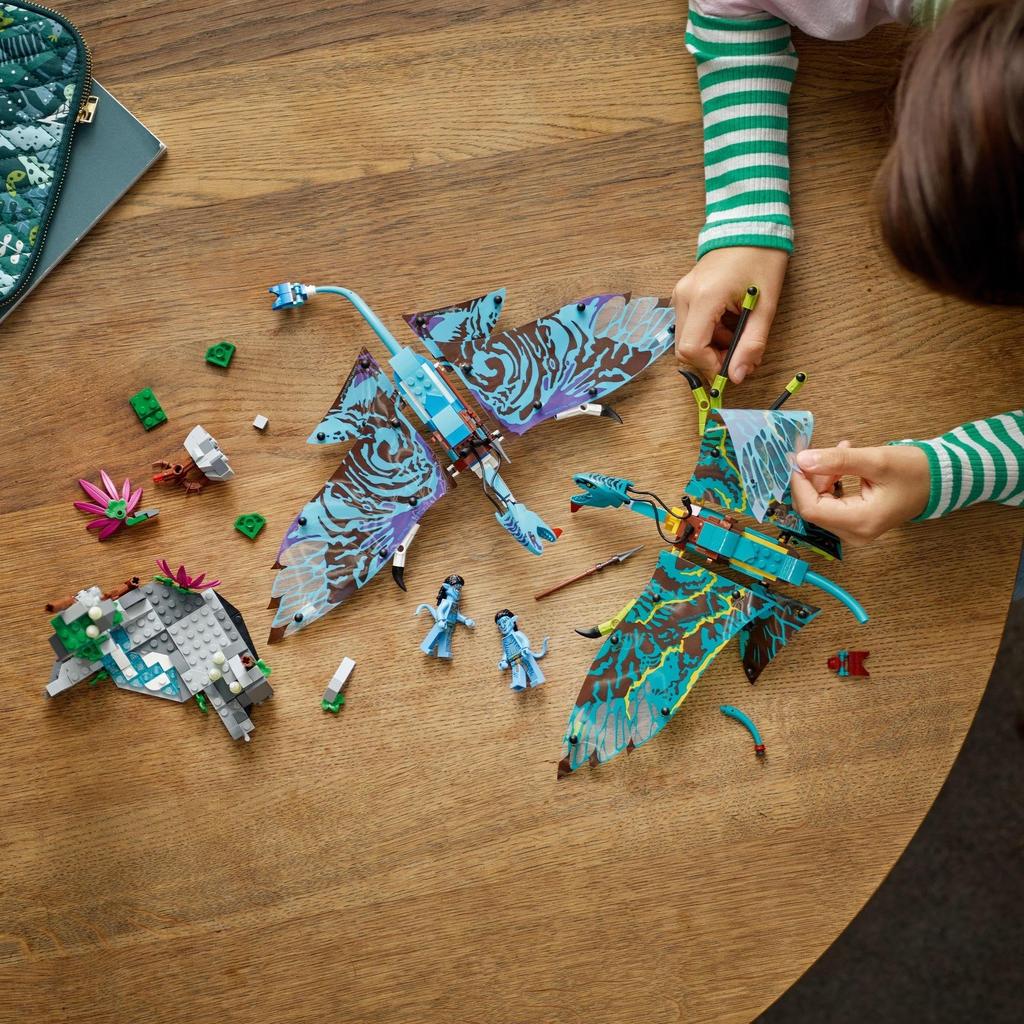 LEGO Avatar: Jake and Neytiri's First Flight of the Banshee 75572, a Fantastic Movie Gift for Boys and Girls Ages 9 and Up.