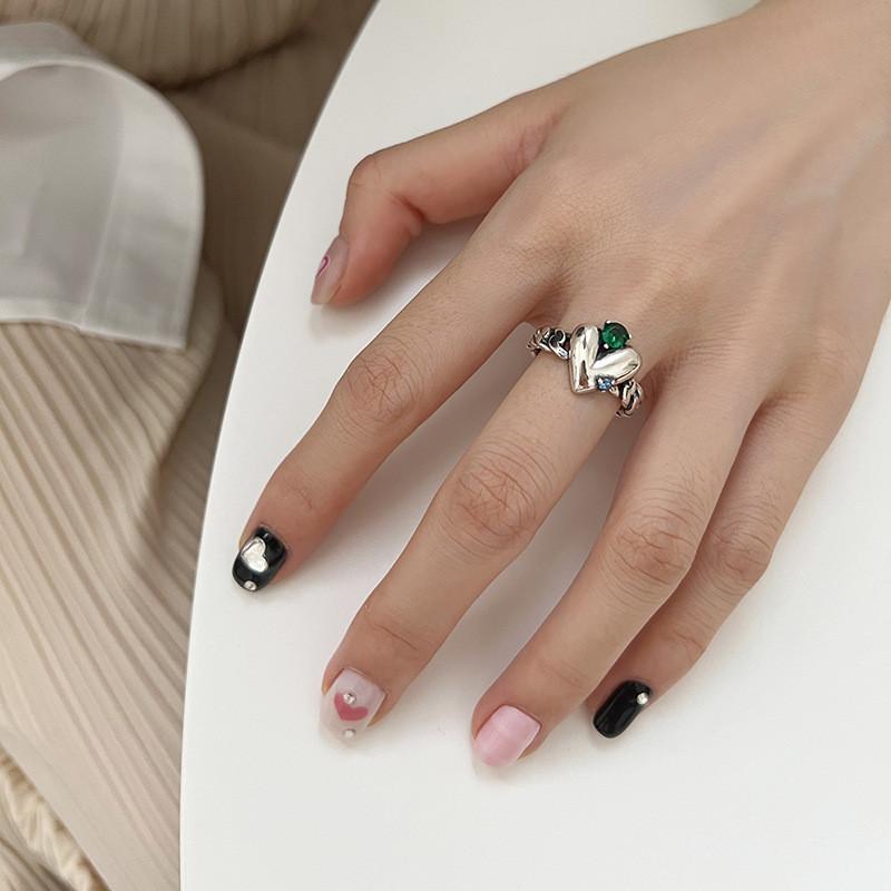 Vintage Heart Fashionable Design Adjustable Ring For Women With Beautiful Gemstone Green